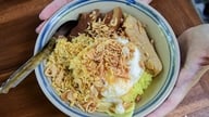 Koreai turisták próbálnak ki egy „luxus” ragacsos rizses éttermet Ho Si Minh-városban, és annyira lenyűgözve érzik magukat, hogy azonnal Hanoiba akarnak menni.