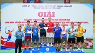 Hoai Duc: Over 100 atleter deltager i badmintonmesterskabet for forskellige aldersgrupper.