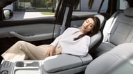 自動車における無重力シート：新たな快適性トレンドと安全性に関する議論。