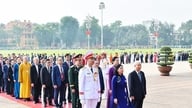 Para delegasi yang menghadiri Kongres Nasional Front Tanah Air Vietnam mengunjungi Mausoleum Presiden Ho Chi Minh.