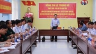 Místopředseda lidového výboru provincie An Giang Le Trung Ho spolupracuje s obcí Hon Nghe.