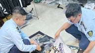 Hanoi pazar yönetimi yetkilileri, ünlü marka isimlerini taşıyan binlerce sahte ürüne el koydu.