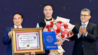 ڈیزائنر Do Trinh Hoai Nam نے اپنے کام "Square-pleated Ao Dai Formula" کے لیے عالمی ریکارڈ حاصل کیا۔