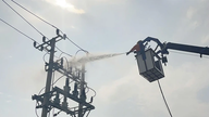フーアン電力会社は、ホットライン技術を活用して、碍子の清掃と変電所の保守を強化している。