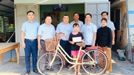 Donerar cyklar och erbjuder sponsring till missgynnade elever i Xuan Phu kommun.