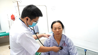 Bao Thang Regional Health Center ydede straks akut behandling til mange tilfælde af forgiftning fra vilde svampe.