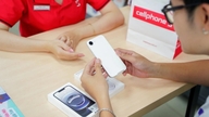 Hvilke specialtilbud er der tilgængelige for køb af iPhone 15 og iPhone 16 hos CellphoneS?