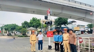 Thai Nguyen: Der er installeret advarselsskilte, der angiver, at trafikforseelser som "at krydse en jernbaneoverskæring, når der er rødt lys", vil blive behandlet baseret på optagelser fra overvågningskameraer.