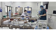 Duoen fra 'interhospital nødberedskab' og læger skiftes til at redde mange kritiske tilfælde i Ho Chi Minh City.