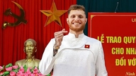 브라질 축구 선수 지오바네 마그노가 공식적으로 베트남 시민권을 취득했으며, 새 이름은 응우옌 타이 록입니다.