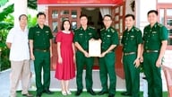 Pohraniční stráž provincie Giang předala 7 domů „soudruhům ve zbrani“.
