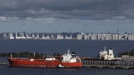 Добыча нефти в России упала до 8,8 млн баррелей в сутки, в то время как экспорт сырой нефти резко вырос.