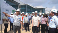 Kansalliskokouksen varapuhemies Nguyễn Hong Dien tarkastaa Long Thanhin lentokenttäprojektia.