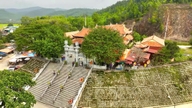 El templo de Han Son en Tong Son, un lugar sagrado junto al río Len.