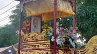 Den hellige procession med lotusblomster og portrætter af præsident Ho Chi Minh i Hue.