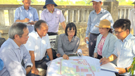 Maakunnan kansankomitean varapuheenjohtaja Nguyen Thi Thanh Lich suorittaa kenttätutkimusta Do Banin linnoituksen kansallisella historiallisella alueella.