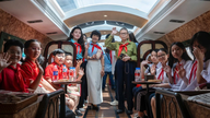 [Billede] Traditionstoget "85-årig rejse: Vedholdende bambus - Reaching for New Growth" forbinder de unge pionerers traditioner med nutidens generation af børn.