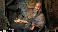 Trinh Thang vuelve a sorprender con pinturas que no están hechas para ser contempladas.
