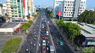 [Imagem] Primeiro dia em que a cidade de Ho Chi Minh implementou o modelo flexível de faixa reversa em uma importante via de tráfego.