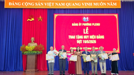 De wijken Pleiku en Hoai Nhon Nam hebben op 19 mei partijinsignes uitgereikt.