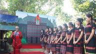 Genopførelse af ceremonien for etableringen af ​​Ho-familienavnet ved Duong No Village Festival.