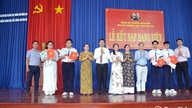 Empat siswa berprestasi dari SMA Chu Van An telah diterima di Partai.