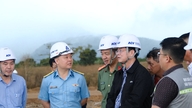 El vicepresidente del Comité Popular Provincial, Nguyen Hong Hai, inspecciona el progreso de las obras de reparación de la pista del aeropuerto de Lien Khuong.