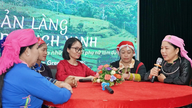 Mini-Talkshow zum Thema grüner Tourismus: Einheimische Frauen in Lao Cai verbreiten nachhaltige Lebensgrundlagen.