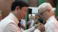 Partikomitéen i Ho Chi Minh Citys Folkekomité og mange valgkredse og kommuner uddelte partimærker til partimedlemmer den 19. maj.