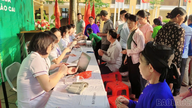 Lam Thuong kommune organiserede i samarbejde med Bach Mai Hospital gratis lægeundersøgelser og udleverede gratis medicin.