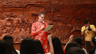 Den franske ambassadør, klædt i traditionel vietnamesisk áo dài, spreder kærlighed til det franske sprog ved Văn Miếu-Quốc Tử Giám.