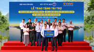 Masyarakat dan tentara Pulau Con Dao dengan penuh syukur menerima paket sponsor yang berarti dari VNVC: vaksinasi flu gratis selama tiga tahun berturut-turut dan sumbangan fasilitas penyimpanan vaksin modern yang berstandar internasional.