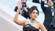 Cannes kırmızı halısında Vietnamlı tasarımcıların elbiseleri sergilendi.
