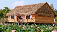 Lão nông chuyển ruộng lúa thành homestay giữa đồng sen, du khách đến rồi nhớ mãi
