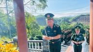 Respekt og ofring af røgelse på Quang Nam - Da Nangs historiske sted for væbnede sikkerhedsstyrker.