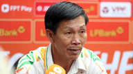 Hoang Anh Gia Lain valmentaja reagoi voimakkaasti erotuomariin.