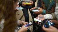 Israel mengharamkan pelajar sekolah menengah daripada menggunakan telefon bimbit di sekolah.