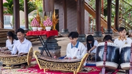 A fiatalok őrzik a khmer kultúra szellemét.