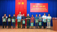 The 15th Army Corps met with exemplary village elders, village heads, and Party branch secretaries.