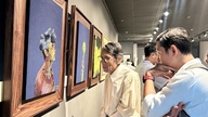 Quase 100 obras de arte estão em exibição na mostra "Touching the Blue" na cidade de Ho Chi Minh.