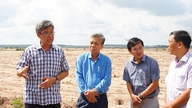 Næstformand for provinsens folkekomité, Nguyen Minh, inspicerer fremskridtene med Z30A-vejprojektet.