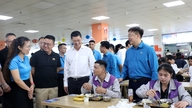 Bac Ninh: Wakil Sekretaris Komite Partai Provinsi menghadiri program "Jamuan Makan Serikat Pekerja" bersama 20.000 pekerja.