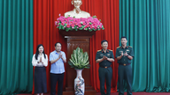 Det generelle forsvarsindustriministerium overrakte en portrætstatue af præsident Ho Chi Minh til Tan Thanh-kommunen (Ninh Binh-provinsen).
