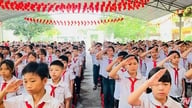 In Thai Nguyen brachten jongeren tegelijkertijd een saluut aan de vlag en namen ze deel aan politieke activiteiten, in lijn met de leer van president Ho Chi Minh.
