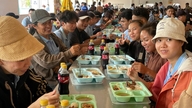 ハムキエムで3,000人以上の組合員を対象とした「労働組合の食事会」が開催された。
