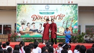 Den fortjenstfulde kunstner Kim Tu Long og hans søn genopfører en klassisk Cai Luong-scene (vietnamesisk traditionel opera) på skolen.