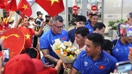 Valmentaja Cristiano Roland itki palatessaan kotiin Vietnamin alle 17-maajoukkueen kanssa.