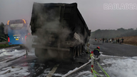 Sættevognslastbil lider af dæksprængning og brænder på Noi Bai - Lao Cai-motorvejen.