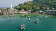 Ilha Hon Nghe durante a época de mar calmo.