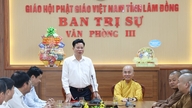 สหายหลิว วัน จุง ขอแสดงความยินดีเนื่องในวันเฉลิมพระชนม์ของพระพุทธเจ้า แก่คณะกรรมการบริหารสมาคมพุทธศาสนาเวียดนาม จังหวัดลำดง ภาค 3